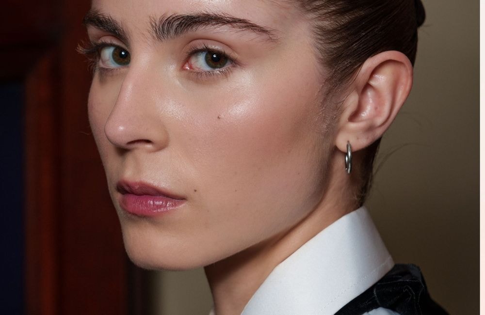 Et si la quête de la glass skin était un danger pour la peau ? Un dermatologue explique
