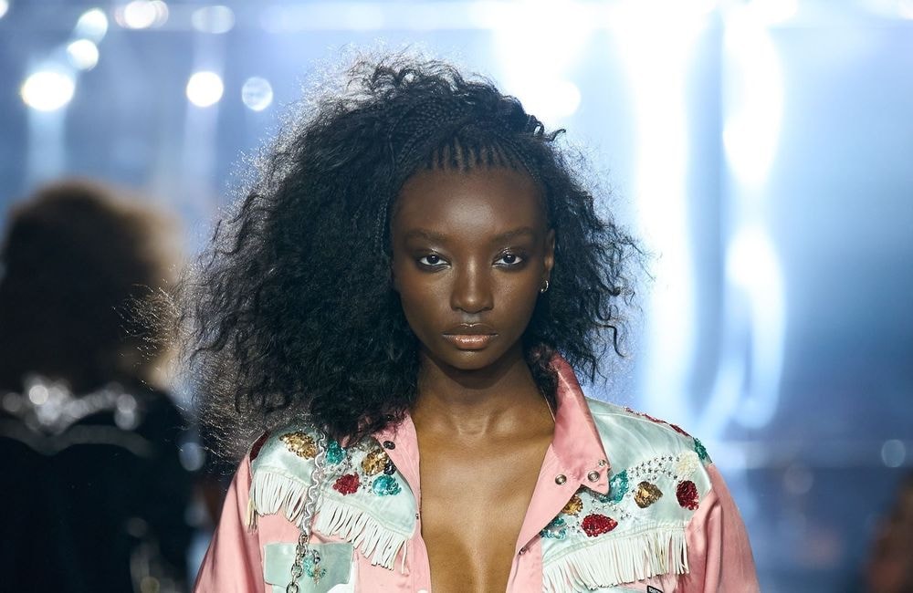 Cette coupe iconique des années 90 sera la tendance 2026 selon le coiffeur de Kate Moss