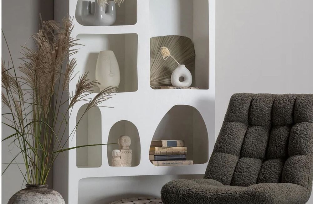 Pour une bibliothèque à niches aux courbes organiques, voici l’IKEA Hack à reproduire