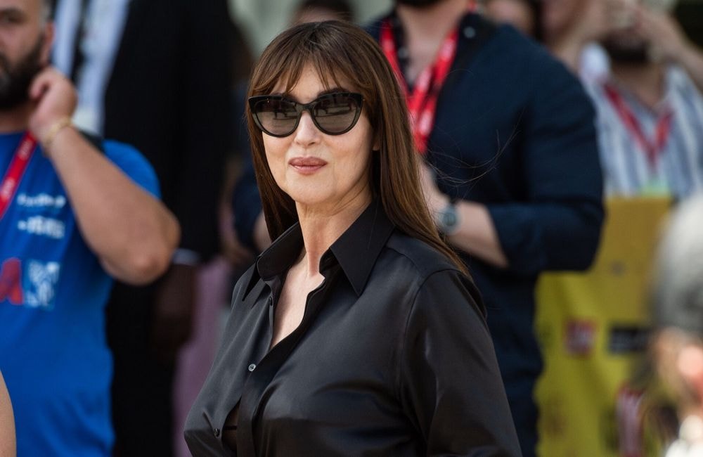 La nouvelle frange de Monica Bellucci est l’inspiration ultime de la saison estivale