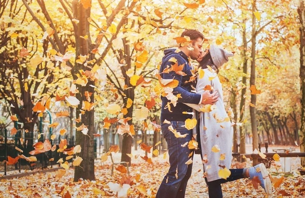 Comment l’automne influence les célibataires et leur quête de l’amour