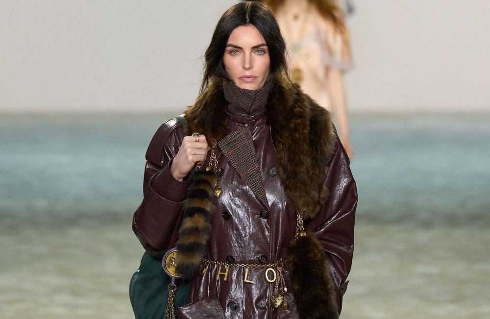 Velours, ceinture, bottes hautes... Ces détails mode qui font vraiment la différence cet automne