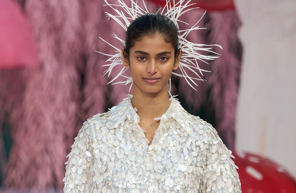 Qui est Bhavitha Mandava, le mannequin indien découvert dans le métro new-yorkais et nouvelle ambassadrice Chanel ?