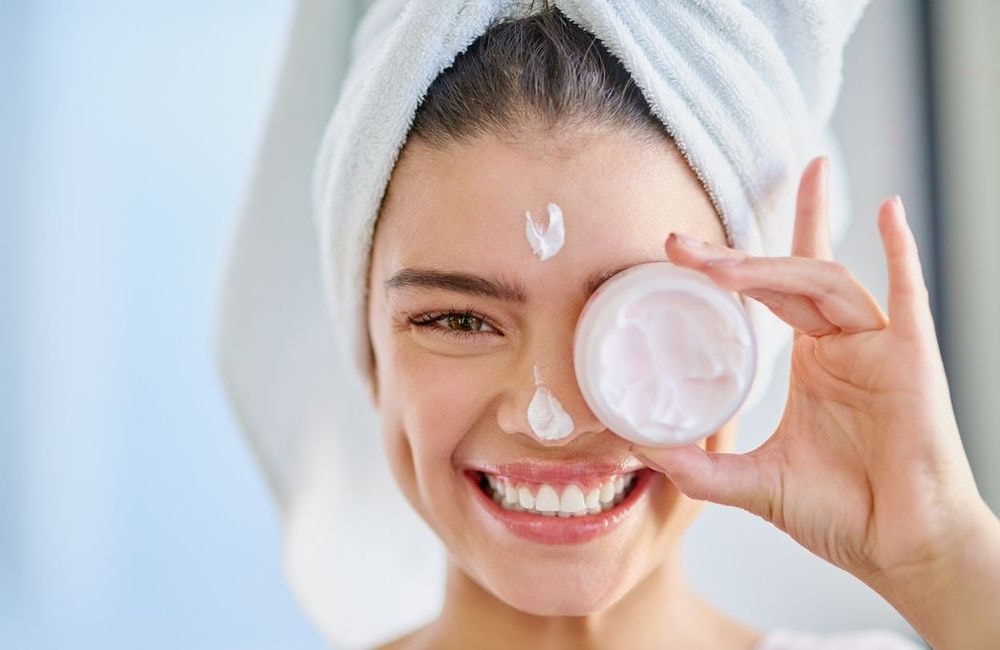 Sérum, crème, nettoyant…on connaît les doses à utiliser (et pourquoi il est important de les respecter)