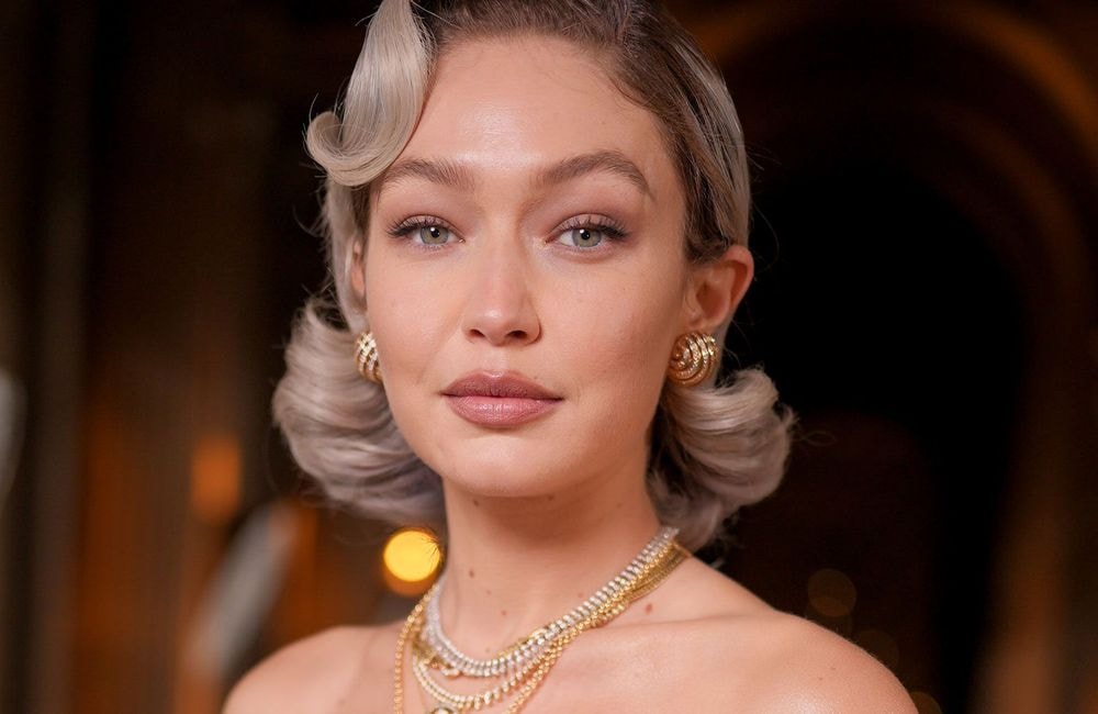 Grand Dîner du Louvre : Gigi Hadid attire tous les regards avec sa nouvelle coloration argentée