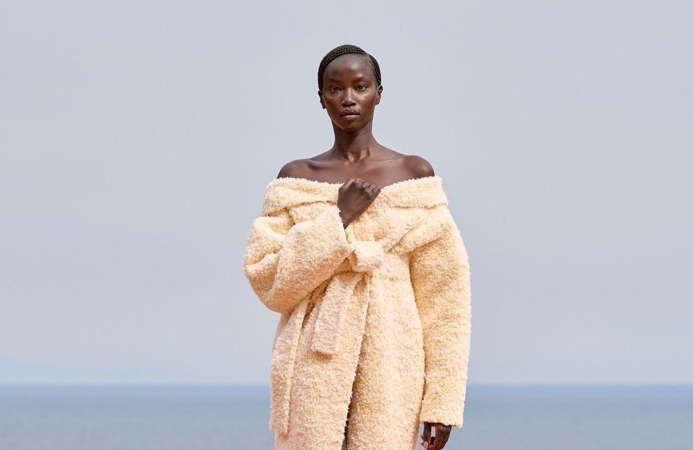 « Le Mépris » : Jacquemus revisite l’iconique peignoir de Brigitte Bardot