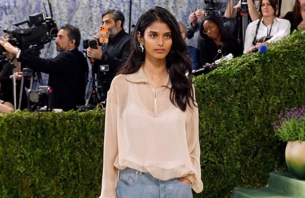 Pourquoi le jean de Bhavitha Mandava au Met Gala fait tant parler sur les réseaux sociaux ?