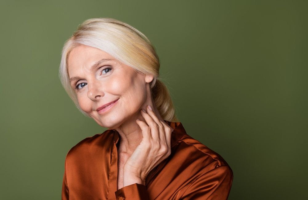 Après 50 ans, cette astuce de maquilleuse « lifte » l'ovale du visage et camoufle les bajoues