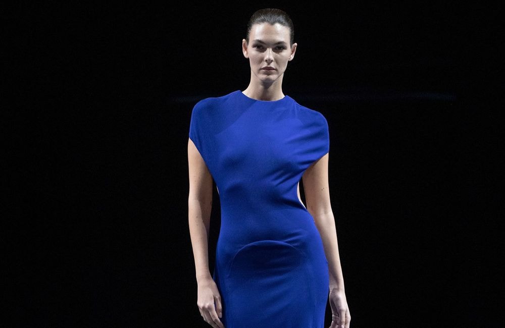 Cheveux laqués et queue-de-cheval basse : cette coiffure simple sublime les dos nus chez Tom Ford