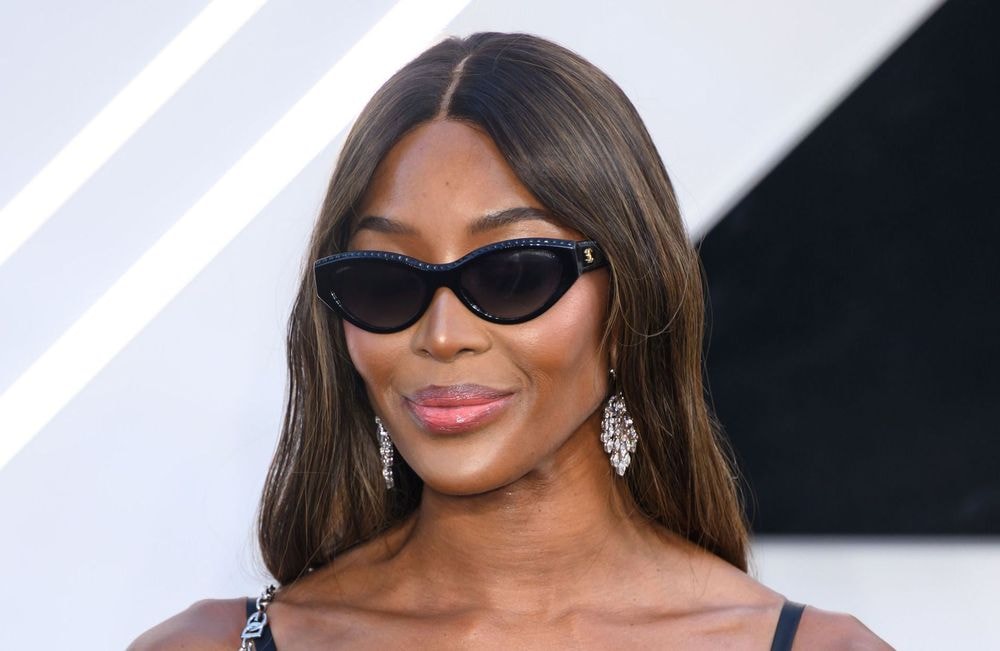 Sulfureuse et rayonnante, Naomi Campbell remet au goût du jour cette coiffure oubliée lors du défilé Chanel