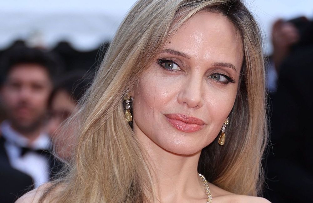 Découvrez les images du film « Couture » avec Angelina Jolie et Louis Garrel