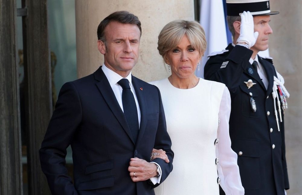 « J’étais super fier » : Emmanuel Macron évoque la brève apparition de Brigitte Macron dans la série « Emily in Paris »