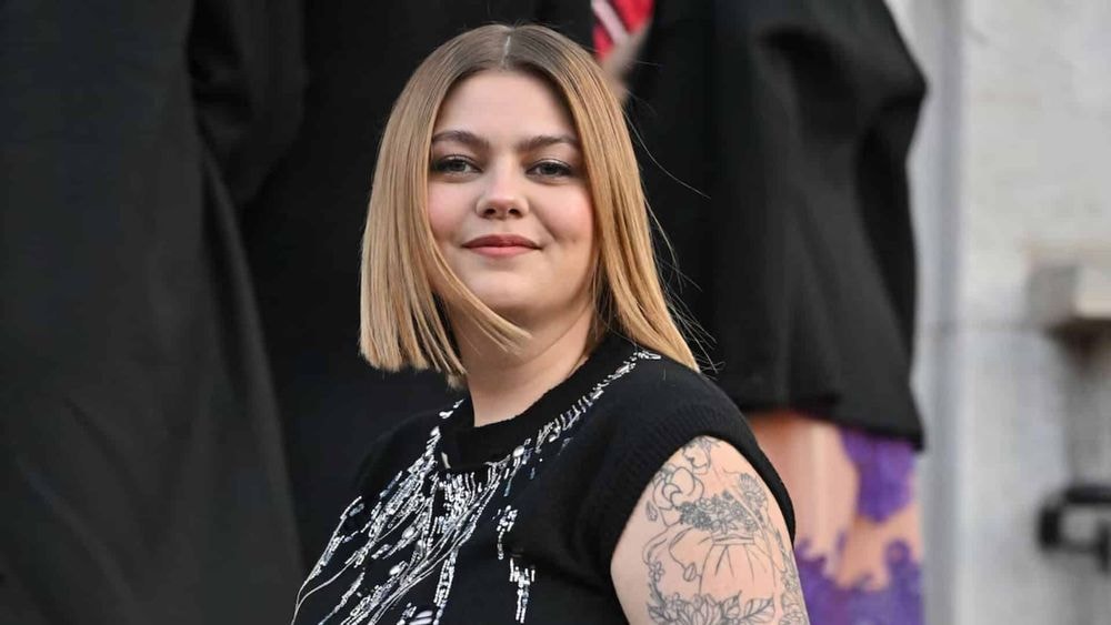 Louane se dévoile en bikini : tatouage entre les seins, elle fait sensation