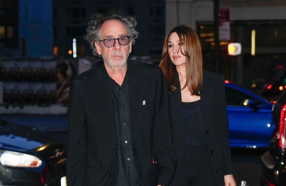 Monica Belluci : en costume noir à New York, elle fait matcher son look à celui de Tim Burton