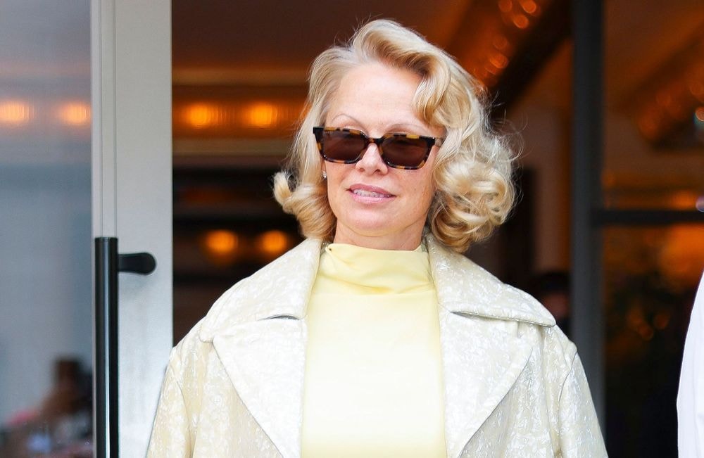 Pamela Anderson rayonnante tout en blanc : sa danse de la joie fait sensation sur Instagram