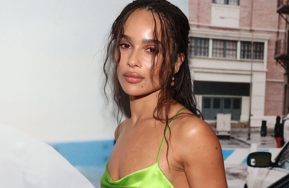 En robe satinée vert néon, Zoë Kravitz remet le fluo sur le devant de la scène