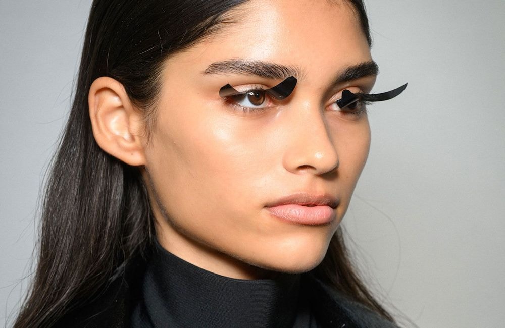 Et si on osait les faux-cils confettis de Courrèges pour nos looks de fête ?