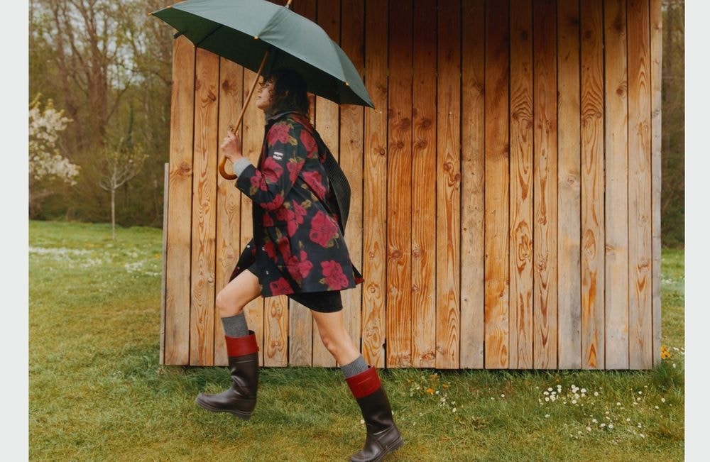 Best of mode de la semaine : un t-shirt solidaire chez Michael Kors, des bottes de pluie à porter au quotidien signées Aigle x Rouje…