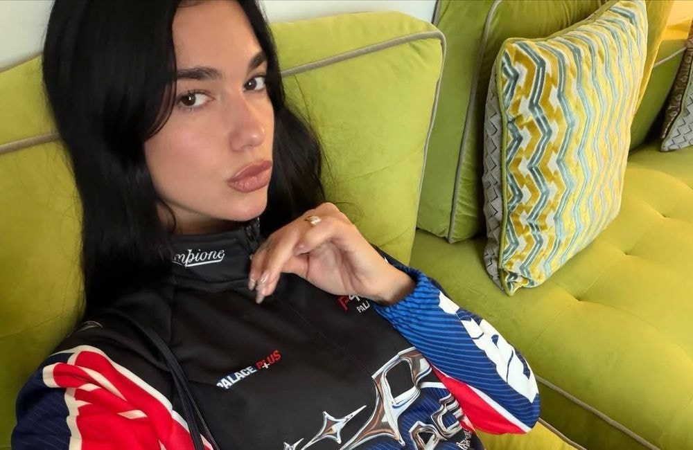 Dua Lipa prend le contre-pied des manucures classiques avec un nail art parfait pour la saison des fêtes