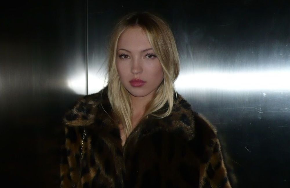 En manteau léopard, Lila Moss réinvente un look de sa mère, Kate Moss