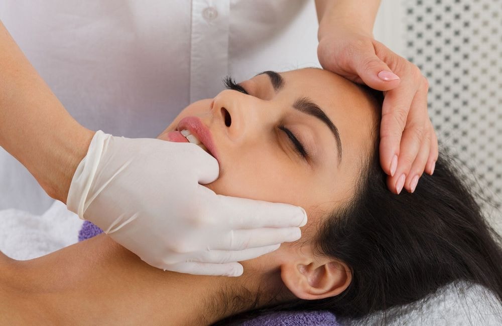 Le massage intra-buccal fait-il vraiment dégonfler le visage ?