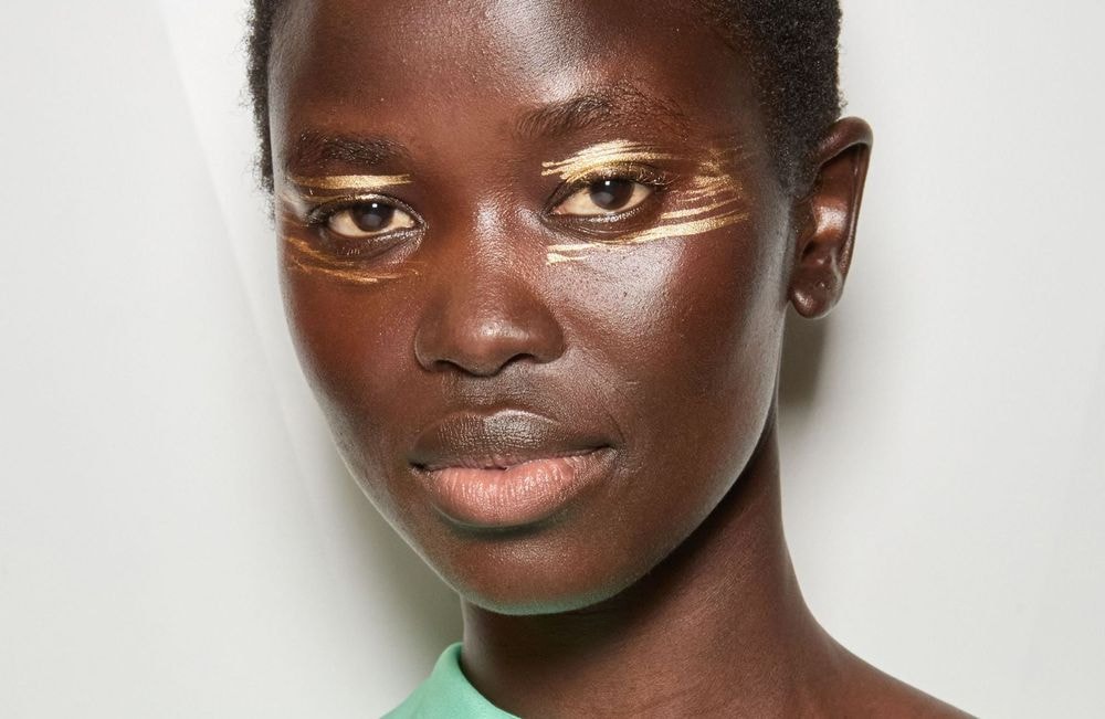 Qu’est-ce que le make-up anti-botox, la nouvelle tendance pour sublimer ses rides ?