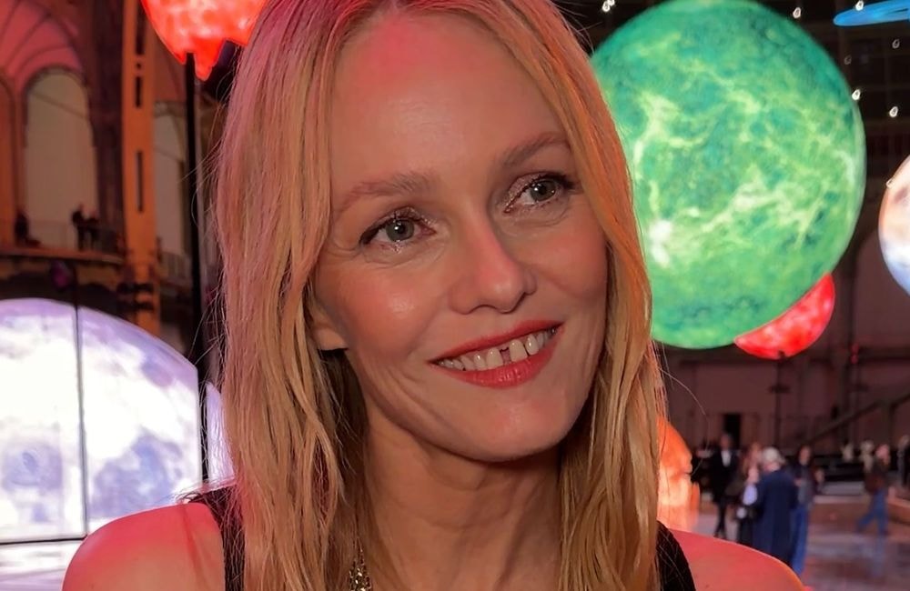 « Quand on est ado, il faut s’amuser avec la mode » : la minute mode de Vanessa Paradis