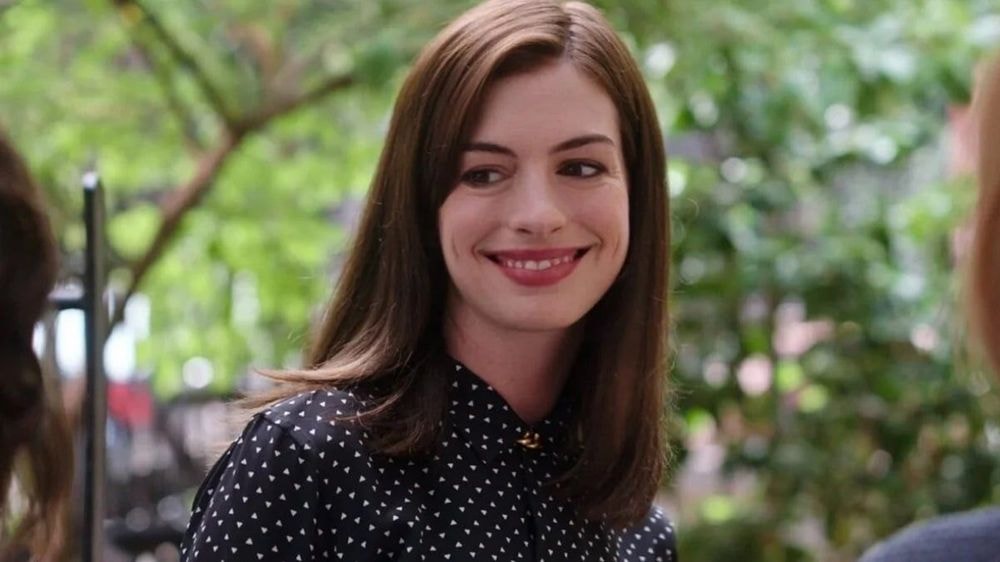 Anne Hathaway envoûtante en couleur du diable pour l’avant-première new-yorkaise du Diable s’habille en Prada 2