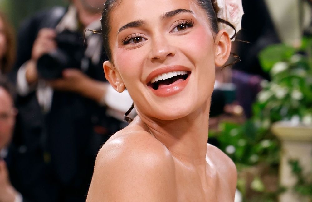 French manucure : cette version revisitée portée par Kylie Jenner à copier dès maintenant