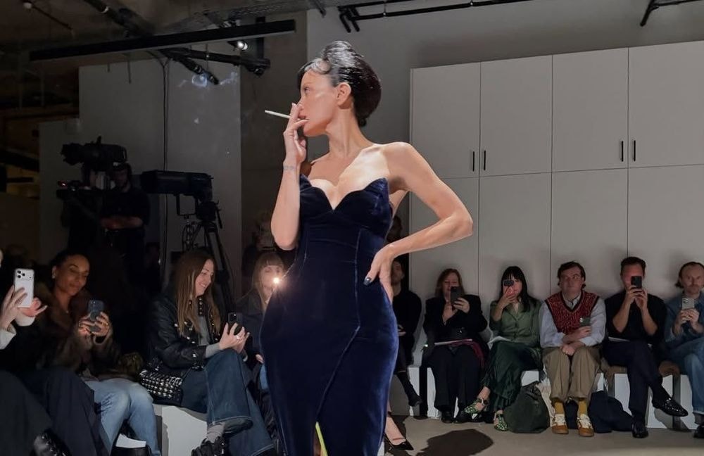 Lily Allen fait sensation à Londres dans une longue robe en velours pour ses débuts sur les podiums