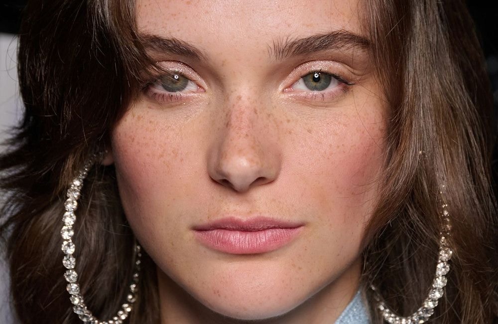 « Heat stroke makeup » : la tendance maquillage qui réchauffe le teint