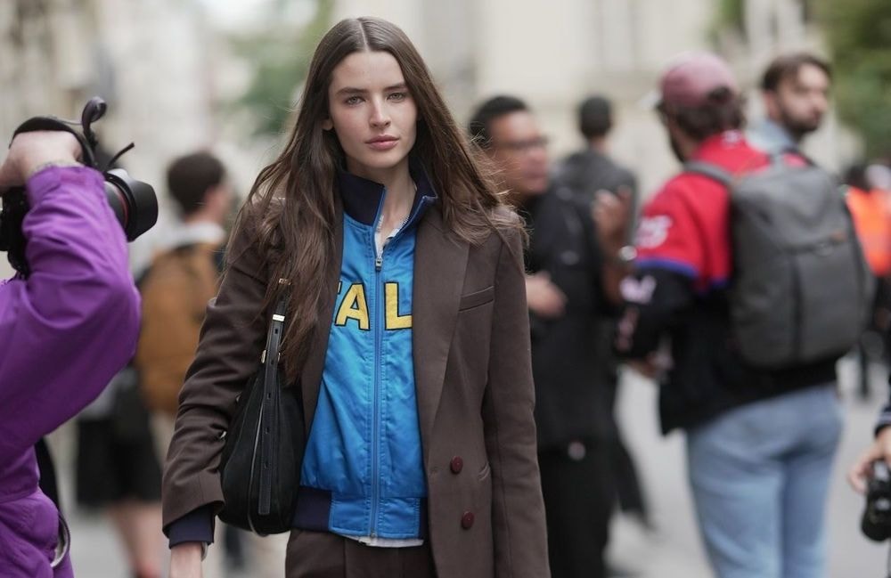 Tailleur et veste de survêtement : l’association improbable qui fait sensation ce printemps