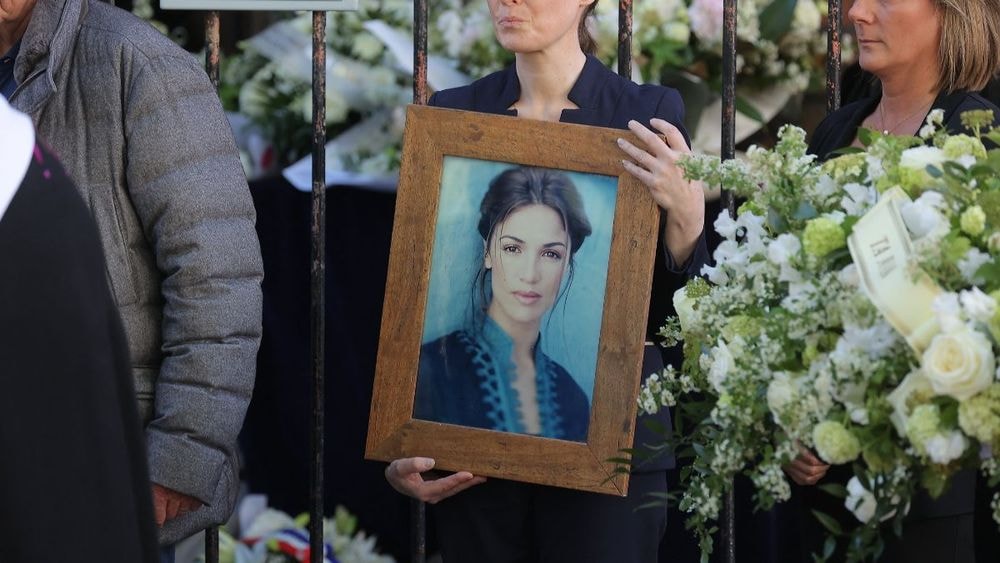 Nadia Farès, cette photo entourée de fleurs blanches, bouleverse déjà tous ceux qui la découvrent