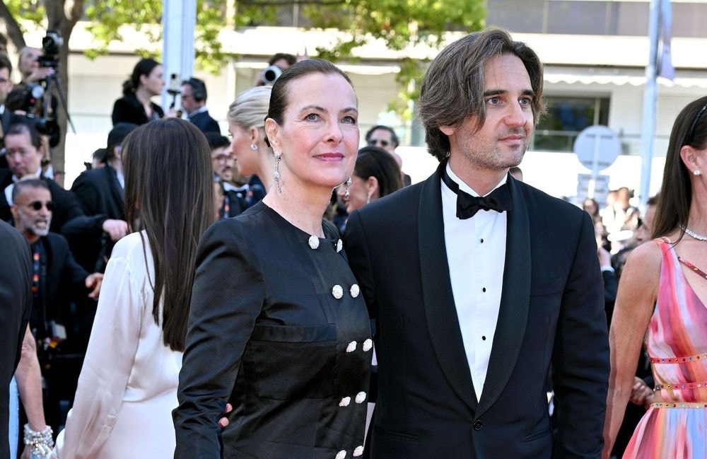 Carole Bouquet et Dimitri Rassam : un duo mère-fils qui joue l'accord mode parfait à Cannes
