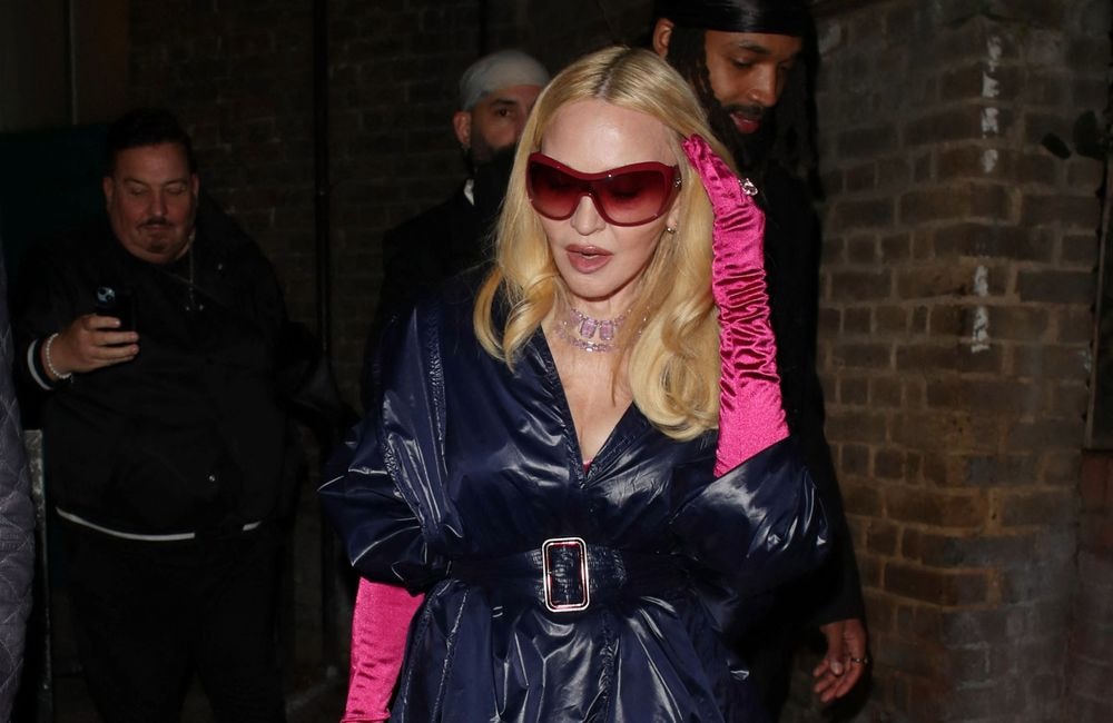 20 ans après la sortie de « Hung Up », Madonna rend hommage à son look avec des collants colorés et un micro-trench