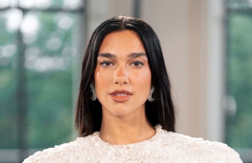 Pour mettre en valeur le plus classique des vernis, Dua Lipa ose ce détail subtil qui fait la différence