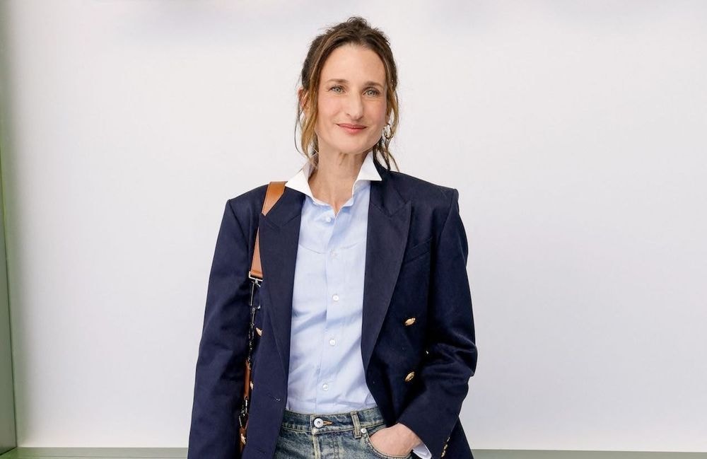 Camille Cottin remet au goût du jour la mini-jupe en denim délavé au défilé Dior