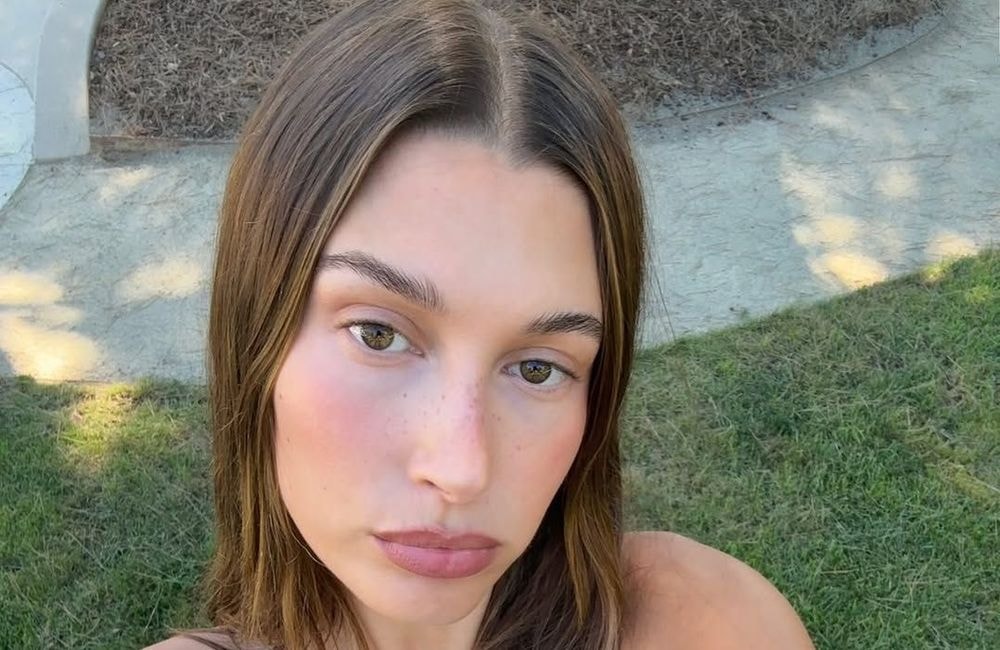Hailey Bieber dévoile une façon insolite d'utiliser ses patchs pour les yeux