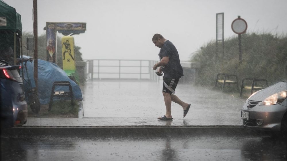 Alerte météo : “De fortes vagues vont déferler”, des pluies intenses, des risques d’inondation et une forte houle attendus selon les experts