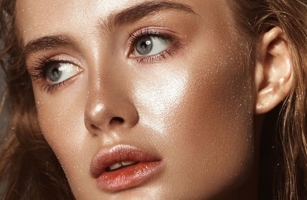 Le gloss détourné en enlumineur : la tendance beauté qui fait le buzz