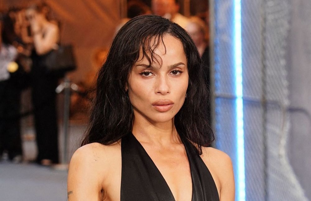 Fashion Week : Zoë Kravitz adopte la coiffure simple et sophistiquée très prisée dans le monde de la mode