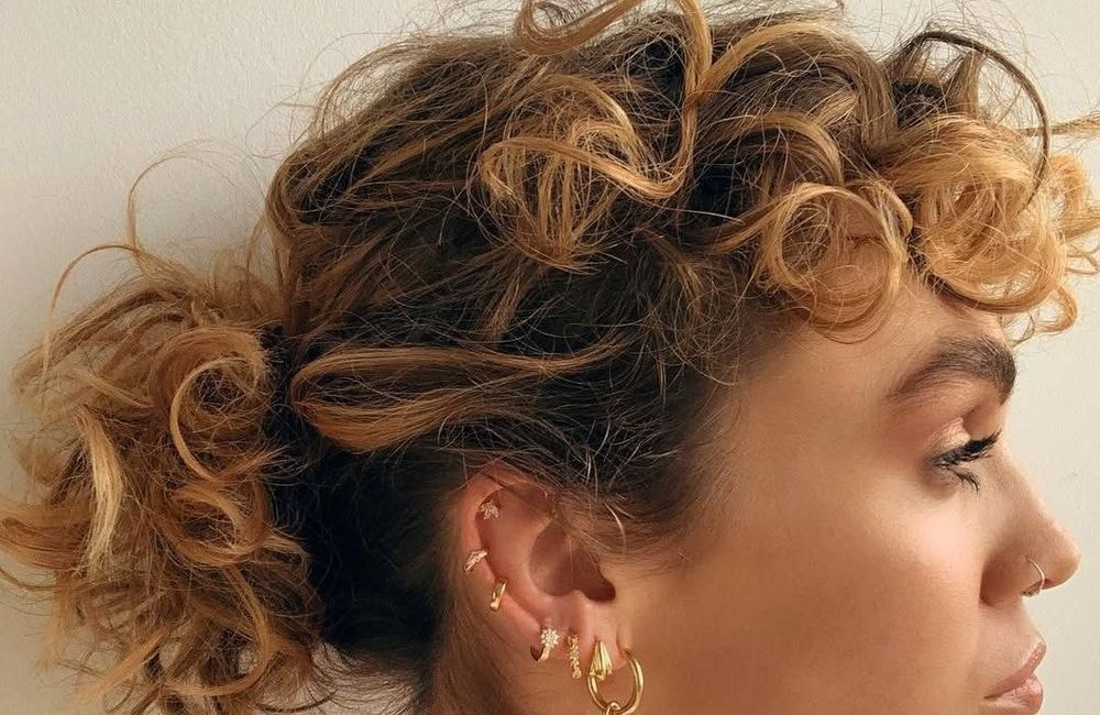 Ce piercing à l'oreille est plus tendance que jamais, et voici ce qu'il faut savoir avant de le faire