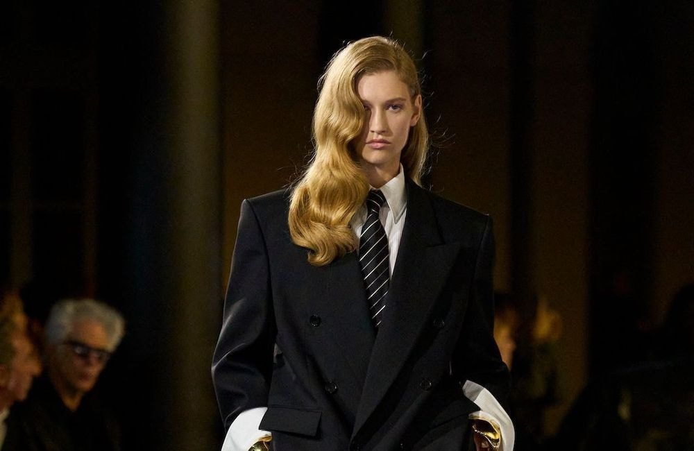 La cravate : l'accessoire inattendu qui conquiert la garde-robe féminine