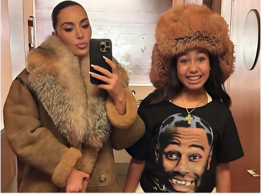 "Je veux de l’argent" : North West choque sa mère Kim Kardashian en plein live !