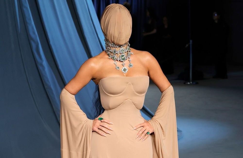 Le visage entièrement dissimulé, Kim Kardashian fait une entrée surprenante sur le tapis rouge de l’Academy Museum 2025