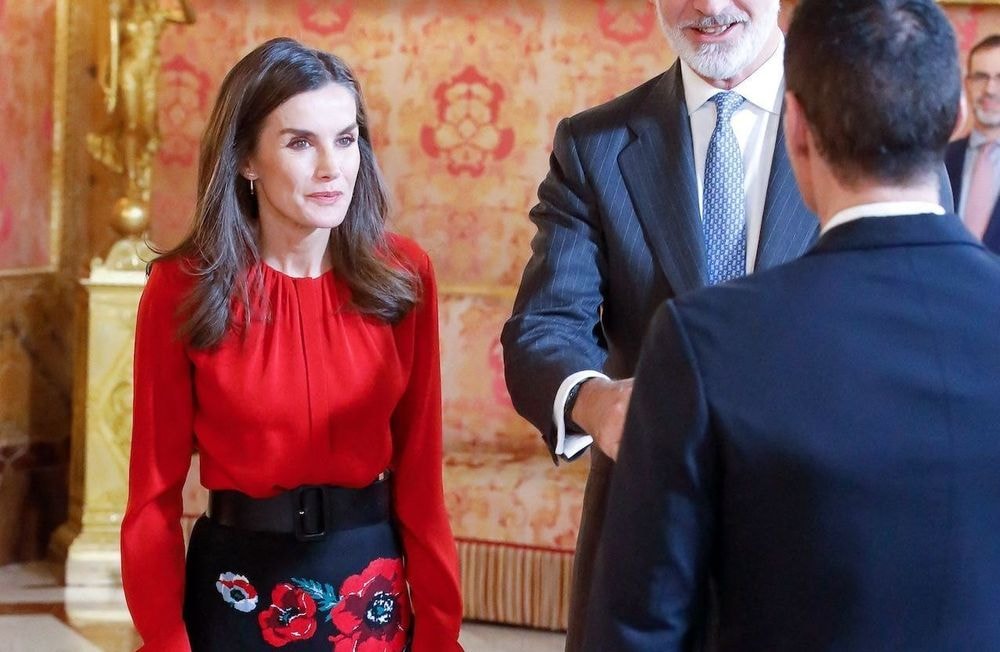 En bottes et jupe midi, Letizia d’Espagne porte le combo phare de l’hiver