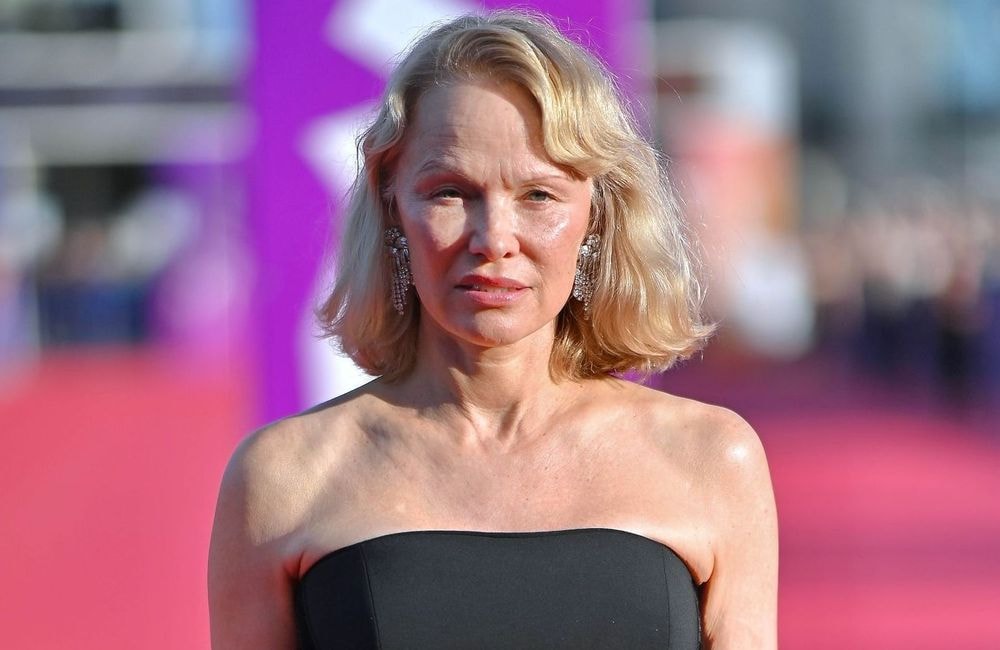 « Il n’y a pas de jeux stupides » : Pamela Anderson réagit aux rumeurs de fausse romance avec Liam Neeson