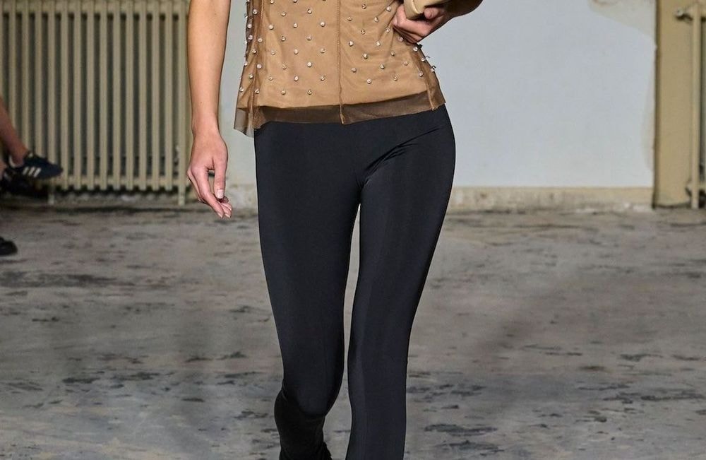 Le legging noir, basique controversé devenu tendance : 6 idées de looks pour l’adopter