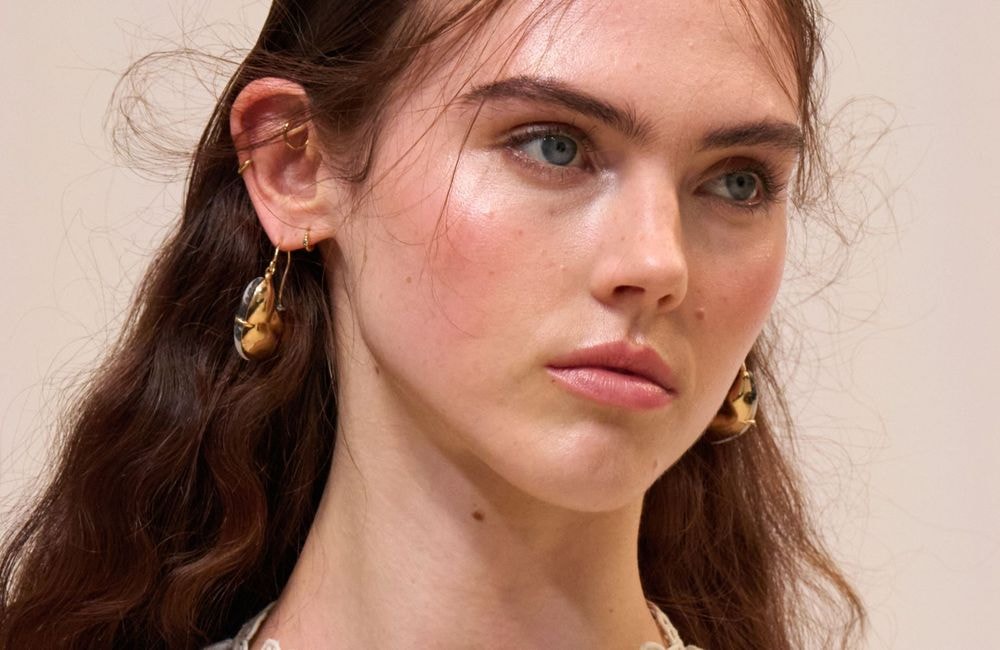Cette astuce est le hack ultime pour corriger du blush mal placé