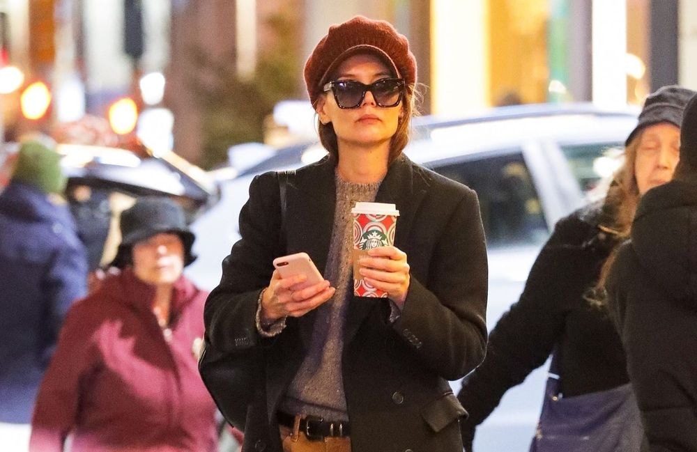 Katie Holmes remet au goût du jour cette casquette emblématique du style français